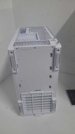 Lian Li Lancool 207 Beyaz Mid-Tower ATX Ka(OUTLET)